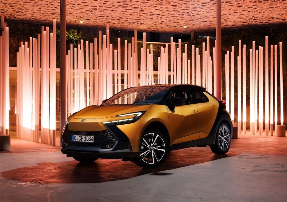 Обзор стильного гибридного кроссовера Toyota C-HR второго воплощения