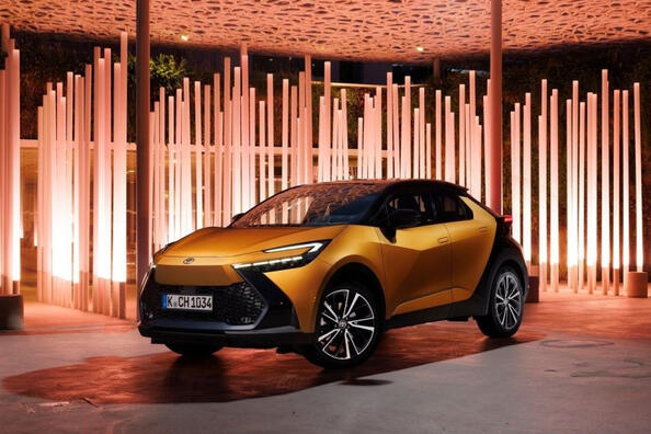 Обзор стильного гибридного кроссовера Toyota C-HR второго воплощения