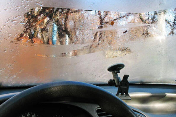 Почему потеет стекло в автомобиле: причины и решения