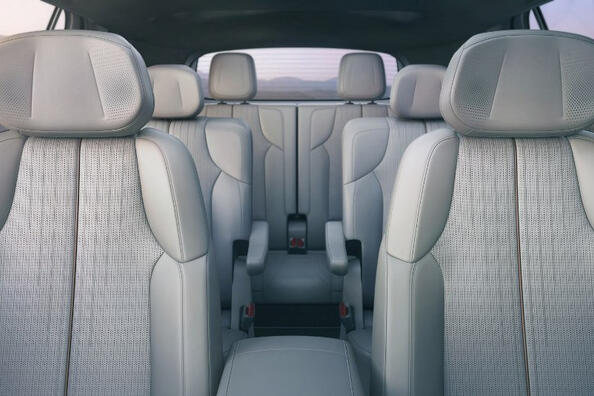 Обзор электрического крупноразмерного кроссовера Cadillac Vistiq фото 6