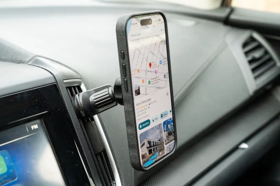 Как выбрать идеальный держатель для смартфона в автомобиле?