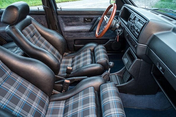 Перетяжка салона автомобиля: когда обновление интерьера оправдано?