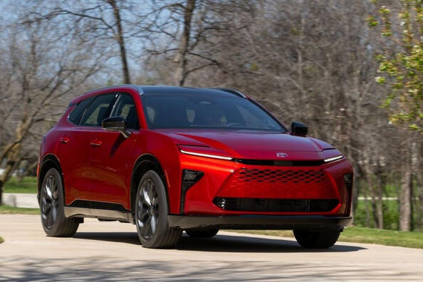 Обзор гибридного кроссовера Toyota Crown Signia