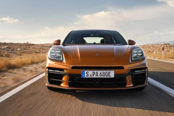 Porsche Panamera Turbo 2024: обзор гибридного лифтбека