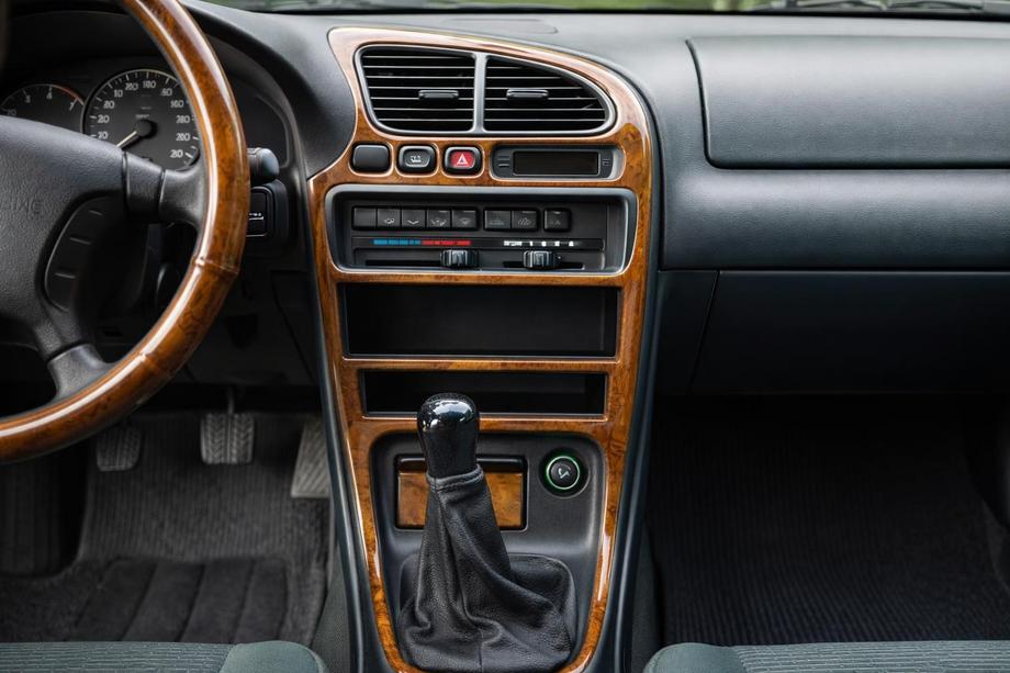 Mazda 323 1977-2003 гг. Накладки на панель приборов (Орех, F 1994-1997) Image