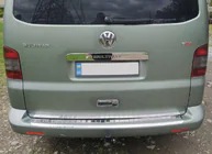 Volkswagen T5 Multivan 2003–2010 гг. Накладка на задний бампер с загибом (Omsa, нержавейка) Матовый фото 1