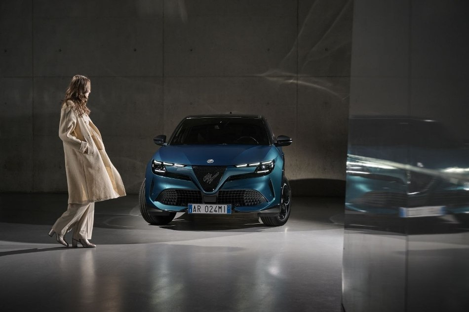 Alfa Romeo Junior Hybrid: обзор кроссовера