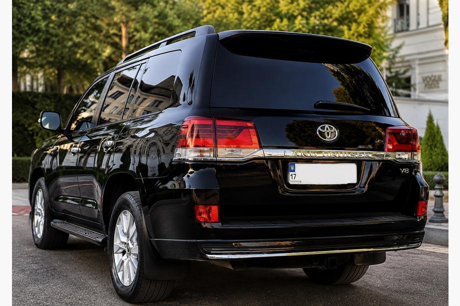 Toyota Land Cruiser 200 2007-2021 гг. Задняя накладка с хромом 2016↗ (Executive 2019/2021) Белый Фото 3