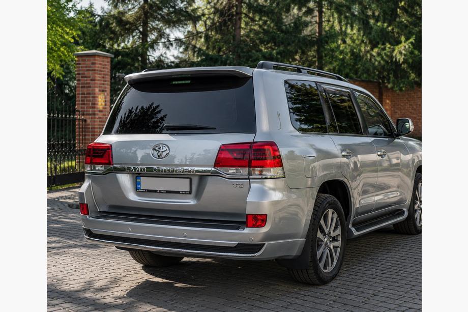 Toyota Land Cruiser 200 2007-2021 гг. Задняя накладка с хромом 2016↗ (Executive 2019/2021) Белый Фото 4