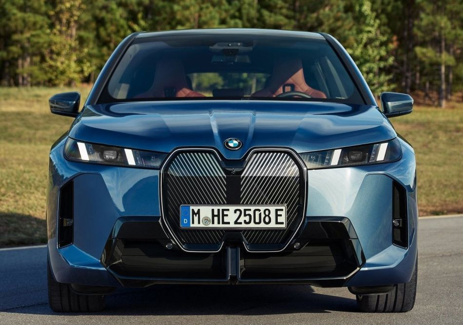 Обзор обновленного электрического кроссовера BMW iX 2025 года