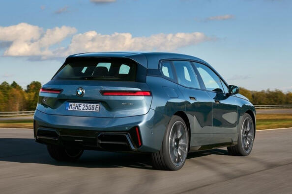 Обзор обновленного электрического кроссовера BMW iX 2025 года фото 4