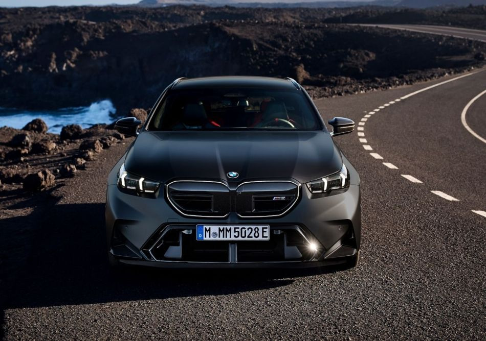 Обзор спортивного универсала BMW M5 Touring 2024 года.