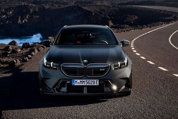 Обзор спортивного универсала BMW M5 Touring 2024 года.