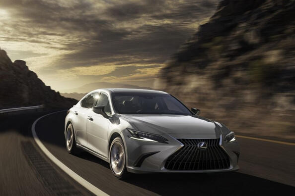 Lexus ES: обзор седана бизнес-класса