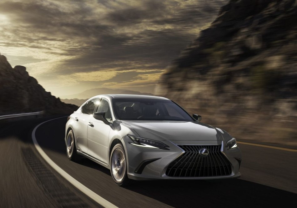 Lexus ES: обзор седана бизнес-класса