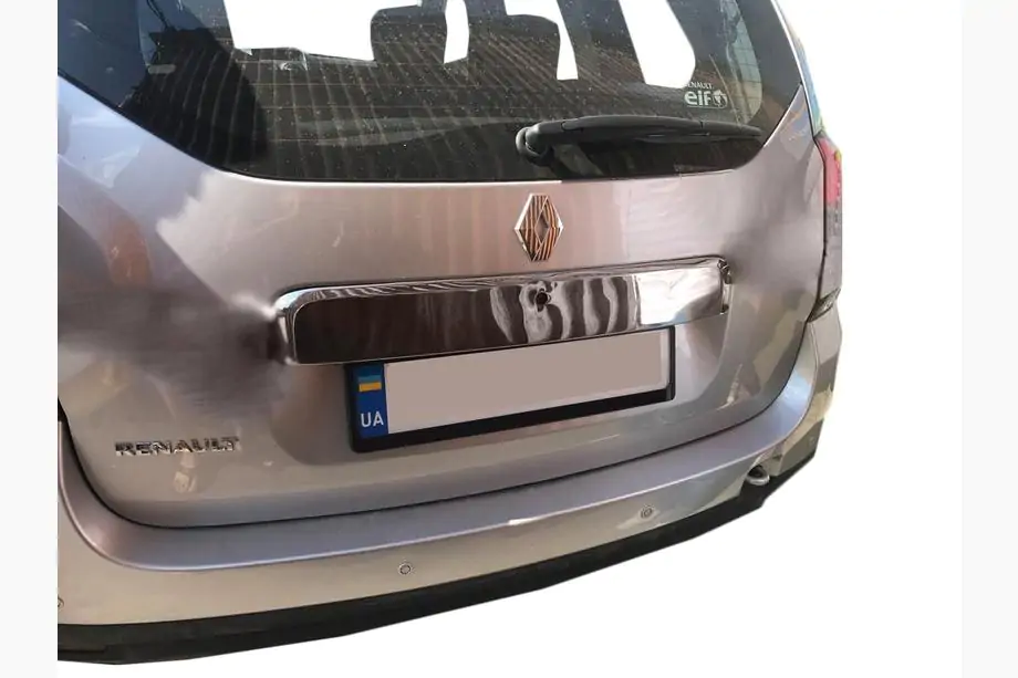 Renault Duster 2008–2017 гг. Хромированная накладка над номером Цельная (нержавейка) Image