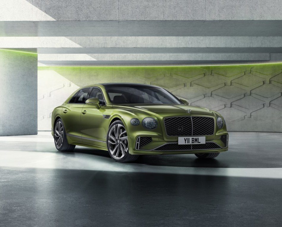 Обзор роскошного седана Bentley Flying Spur 2025 года.