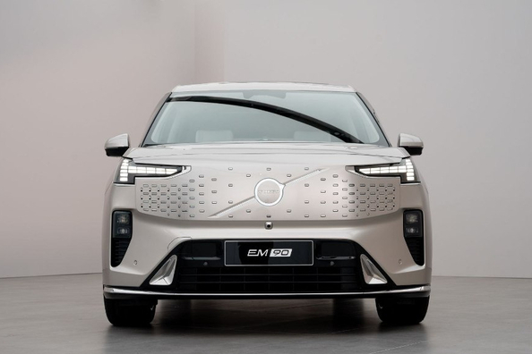 Обзор электрического минивэна Volvo EM90