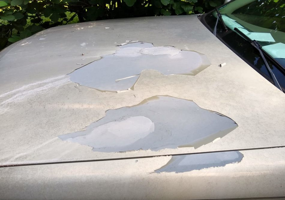 Почему отслаивается краска на автомобиле?