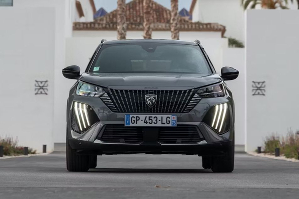 Обновленный Peugeot 2008: Свежий взгляд на городской кроссовер фото 2