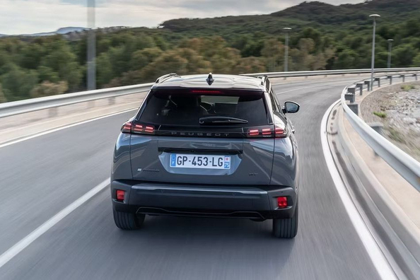 Обновленный Peugeot 2008: Свежий взгляд на городской кроссовер фото 4