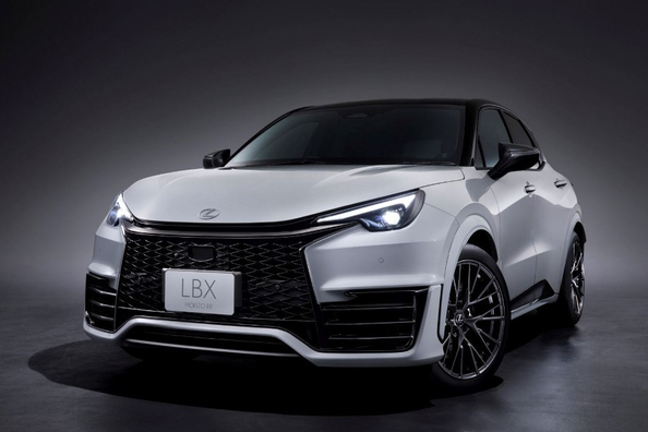 Обзор Lexus LBX 2025: Компактный кроссовер с премиальным акцентом