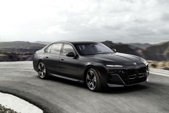 Обзор BMW 7 Series (G70): роскошь и инновации седьмого поколения фото 2