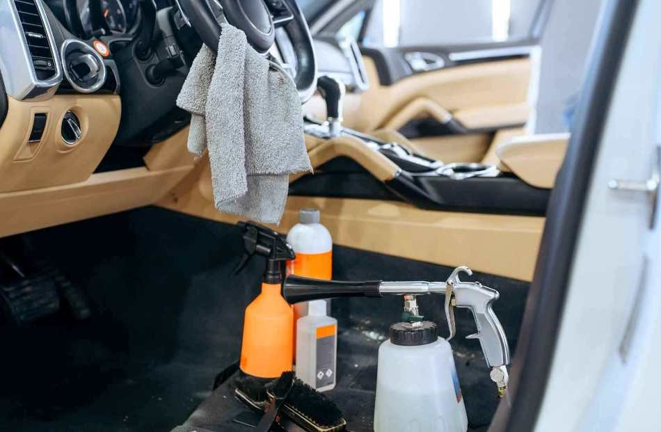 Можно ли самому выполнить химчистку салона автомобиля?