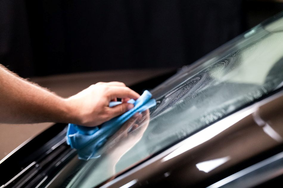 Можно ли наносить воск на стекло автомобиля?