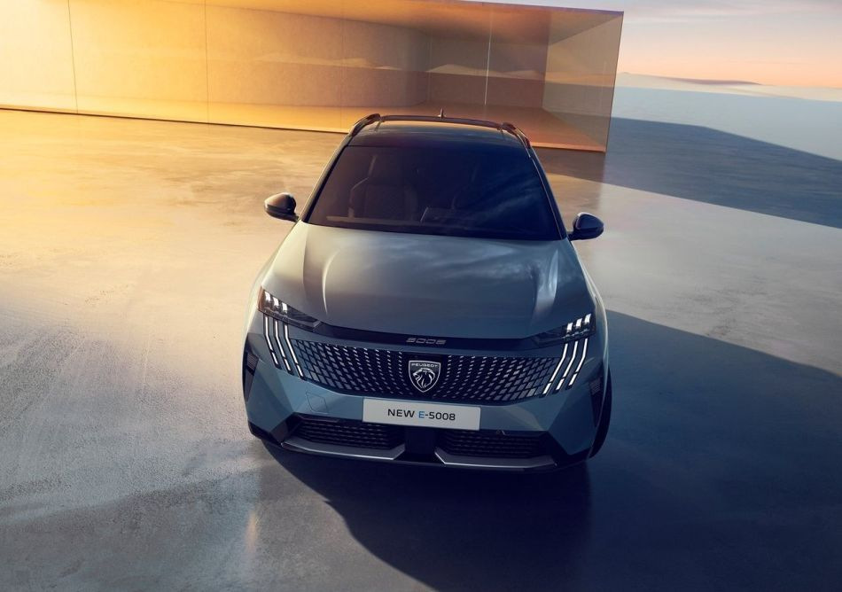 Peugeot e-5008 2024: Обзор электрического семиместного кроссовера