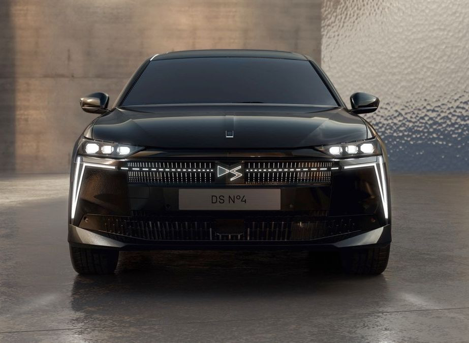 Обзор DS N°4 E-Tense 2025: Обновленный премиум-хэтчбек