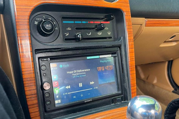 Стоит ли менять штатную магнитолу в машине?