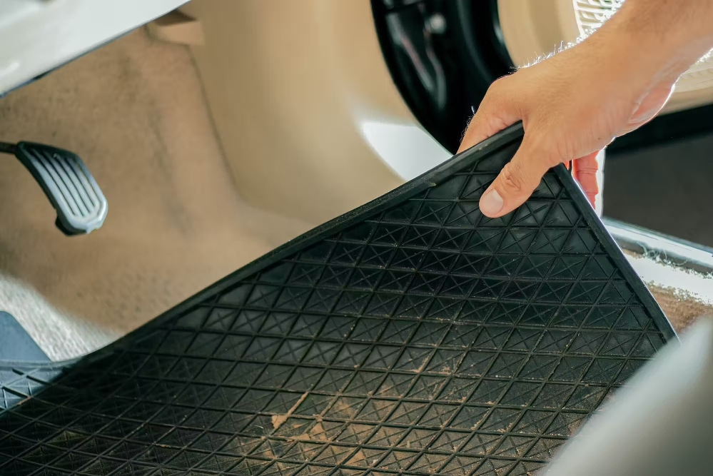 Почему в автомобиле появляется влага?