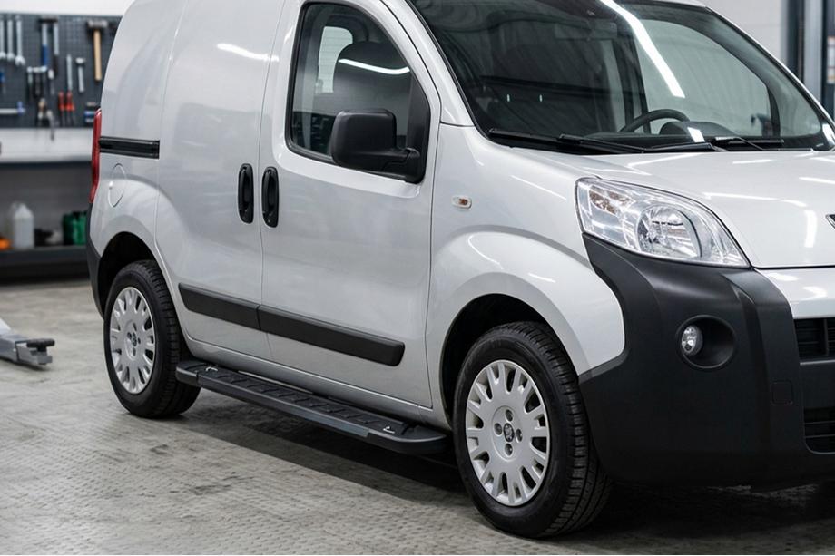 Fiat Fiorino/Qubo 2008-2024 гг. Боковые Подножки RedLine Black (2 шт., Алюминий) Фото 1
