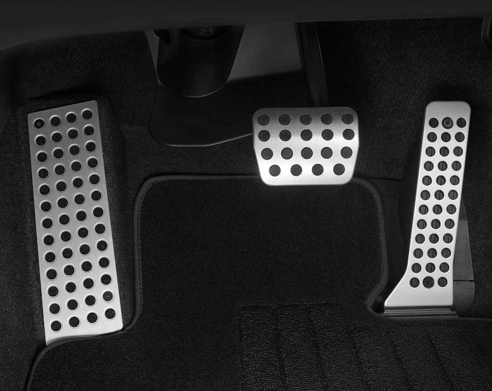 Зачем требуются накладки на педали автомобиля?