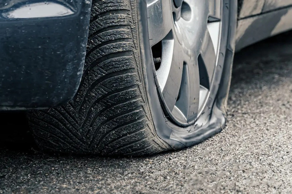 Пробил колесо, а запаски нет: что делать?