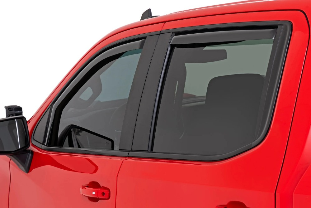 Какова функция ветровиков на окнах автомобиля?