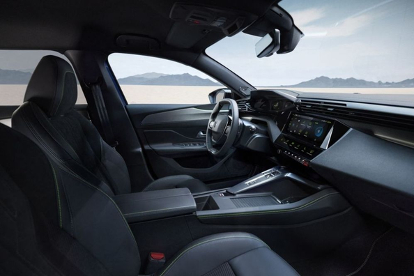 Обзор Peugeot 408: Европейский кросс-хэтч с ярким стилем фото 6