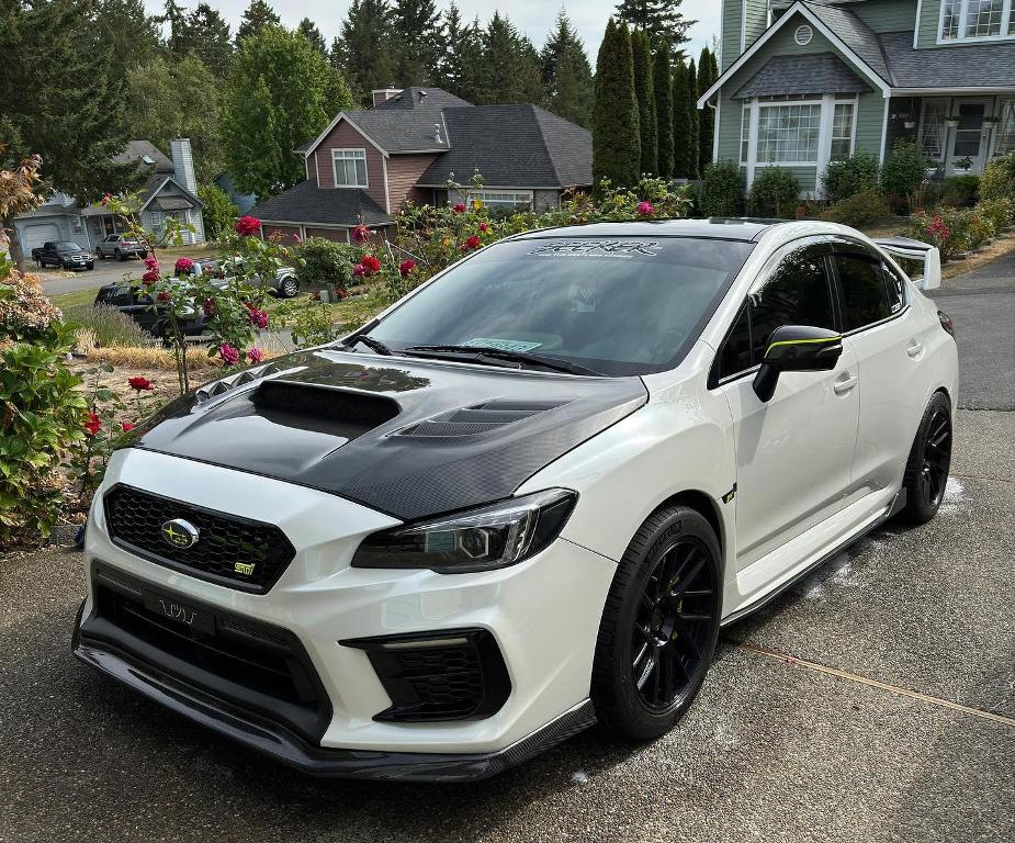 Карбоновый капот: эффектный тюнинг или реальная польза?