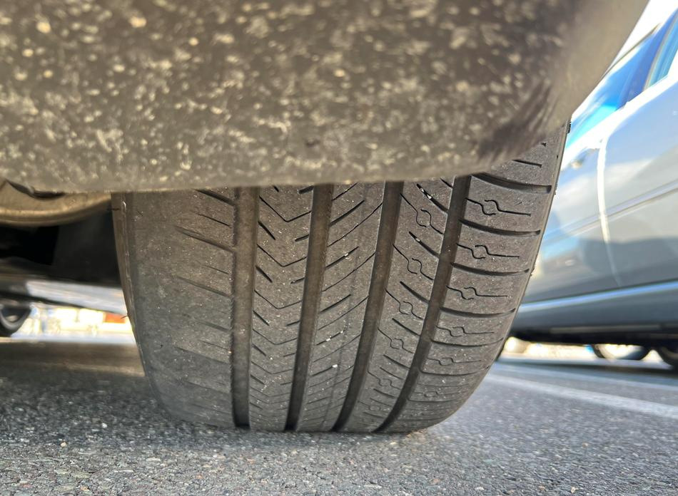 Почему шины автомобиля изнашиваются неравномерно?