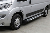 Peugeot Boxer 2006-2025 гг. Боковые Подножки Line (2 шт., Алюминий) фото 1