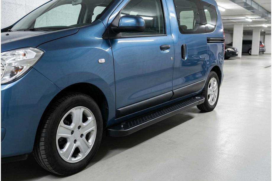 Dacia Dokker 2013-2022 гг. Боковые Подножки Allmond Black (2 шт., Алюминий) Image