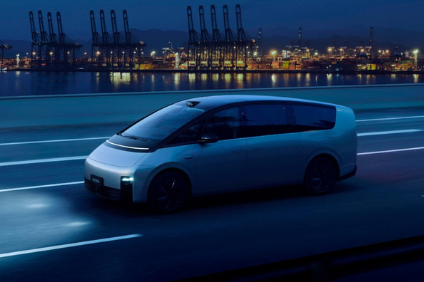 Обзор Li Mega: футуристический минивэн с быстрой зарядкой