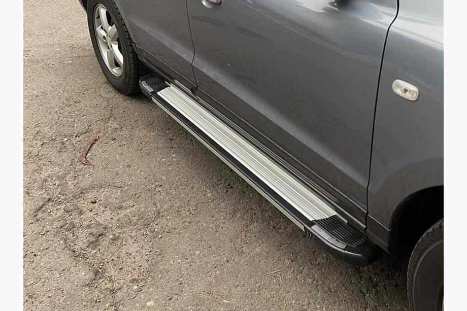 Hyundai Santa Fe 1 2000-2006 гг. Боковые Подножки Rainbow (2 шт., Алюминий) Image