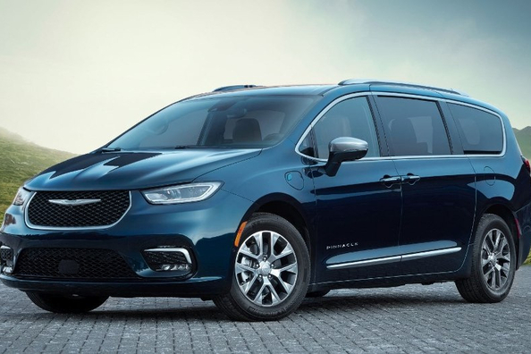 Обзор Chrysler Pacifica: Фейслифт для семейных приключений