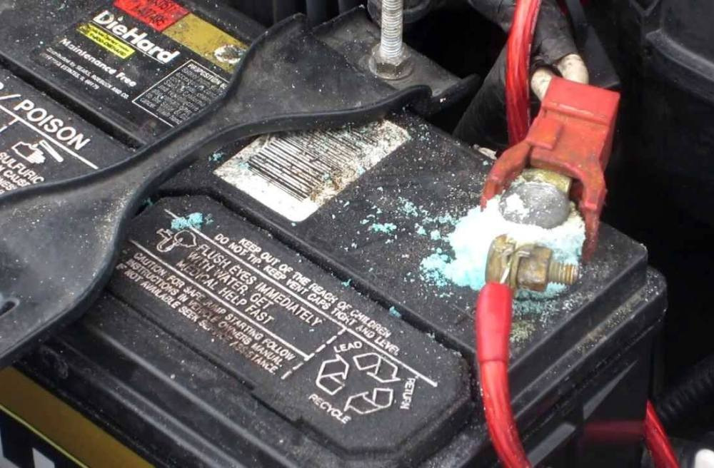 Что делать, если клеммы аккумулятора покрылись налетом?