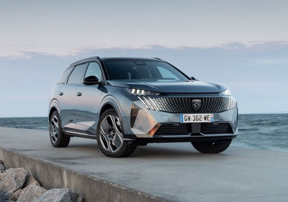Обзор гибридного Peugeot 5008 третьего поколения