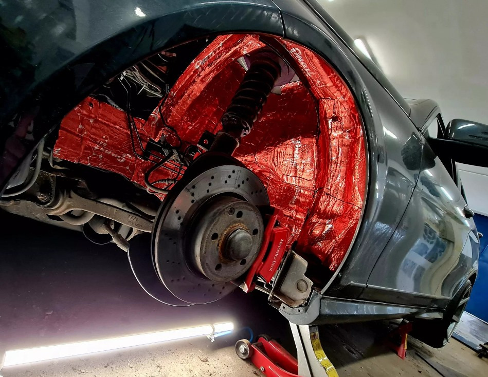 Нужно ли делать шумоизоляцию колесных арок?