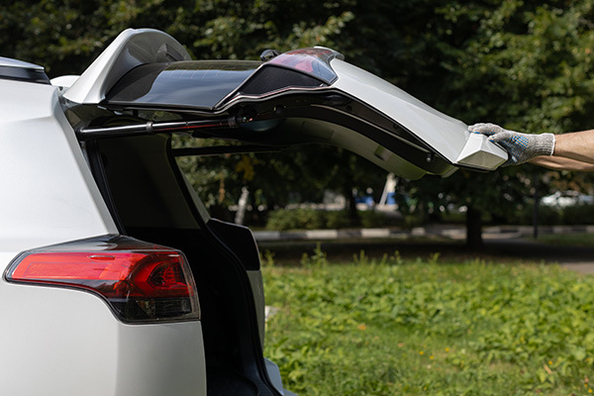 Почему крышка багажника не держится в открытом положении?