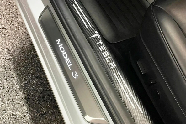 В чем преимущества накладок на пороги автомобиля?